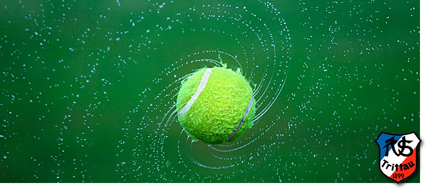 Fliegender Tennisball im Grün des TSV Trittau.